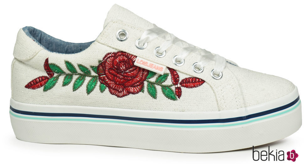 Zapatilla de mujer con bordado de flor de la firma Lois temporada primavera/verano 2018