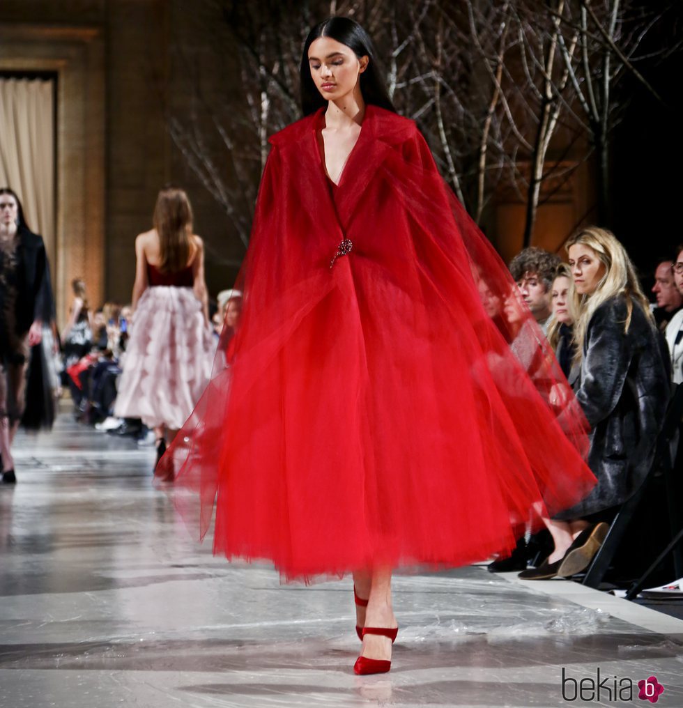 Abrigo de tul rojo de la colección de Oscar de la Renta otoño/invierno 2018 en la Nueva York Fashion Week