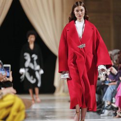 Abrigo cocoon rojo de la colección de Oscar de la Renta otoño/invierno 2018 en la Nueva York Fashion Week