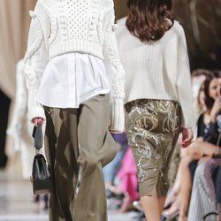 Patas de elefante verde musgo de la colección de Oscar de la Renta otoño/invierno 2018 en la Nueva York Fashion Week