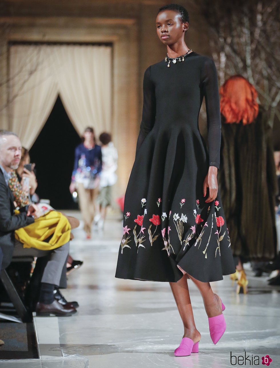 Vestido negro con estampado floral de la colección de Oscar de la Renta otoño/invierno 2018 en la Nueva York Fashion Week