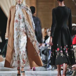 Vestido de transparencias florales de la colección de Oscar de la Renta otoño/invierno 2018 en la Nueva York Fashion Week