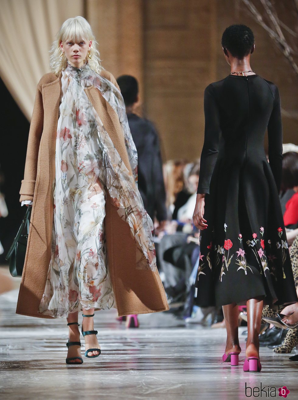 Vestido de transparencias florales de la colección de Oscar de la Renta otoño/invierno 2018 en la Nueva York Fashion Week