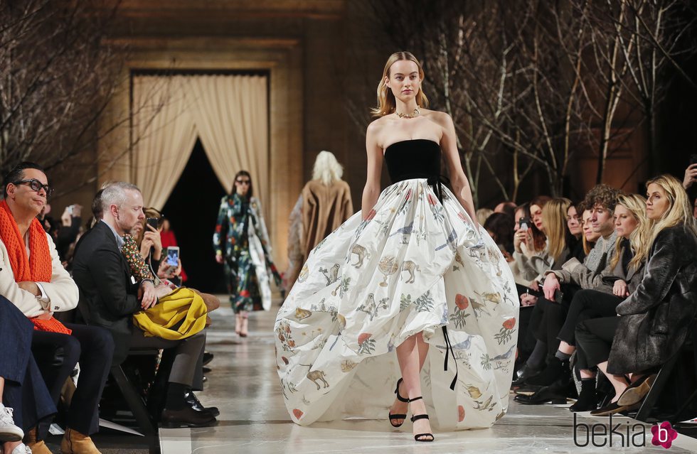 Vestido blanco roto de transparencias de la colección de Oscar de la Renta otoño/invierno 2018 en Nueva York Fashion Week