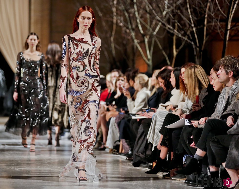 Vestido ceñido con estampados de la colección de Oscar de la Renta otoño/invierno 2018 en la Nueva York Fashion Week