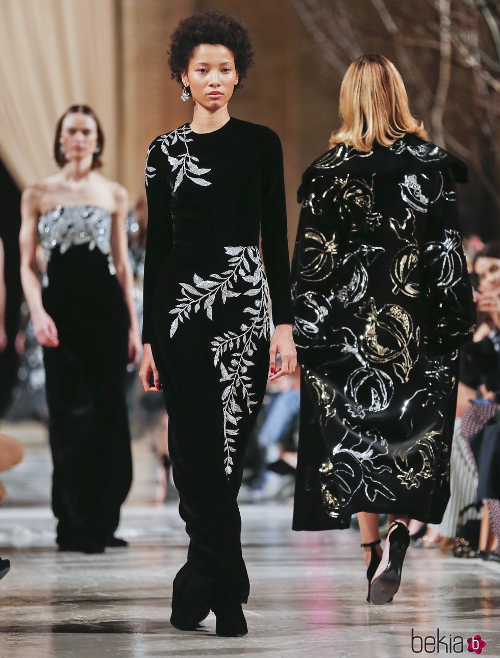 Vestido con estampados plateados de la colección de Oscar de la Renta otoño/invierno 2018 en la Nueva York Fashion Week