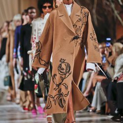 Abrigo cocoon marrón de la colección de Oscar de la Renta otoño/invierno 2018 en la Nueva York Fashion Week