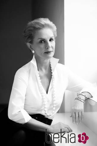 Carolina Herrera viste una camisa blanca con un collar de perlas 2018