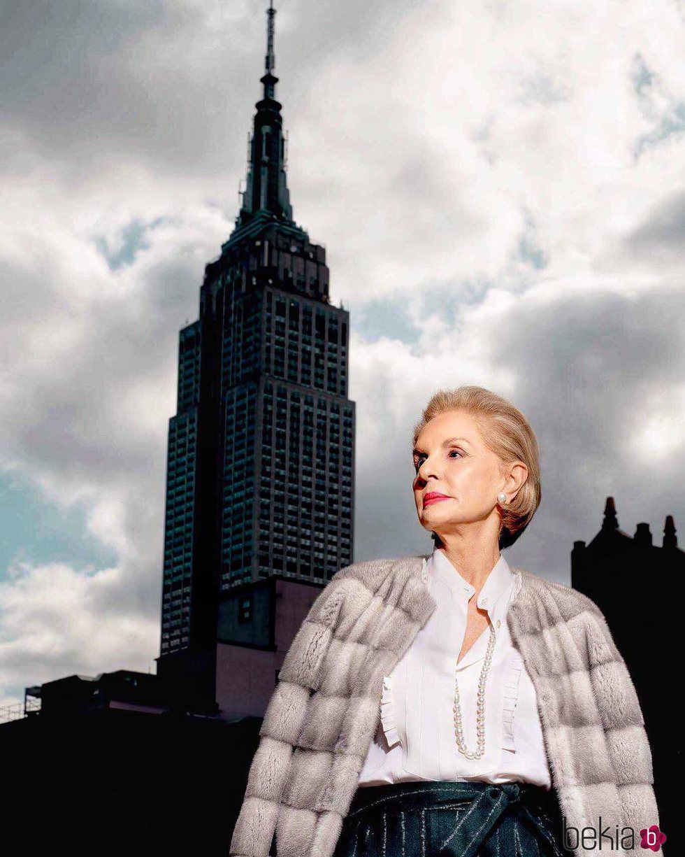 Carolina Herrera en New York con un abrigo gris de pelo y su eterna camisa blanca 2018