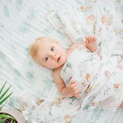 Mantita blanca con estampados de la selva  de la colección de El Rey León de Aden + Anais