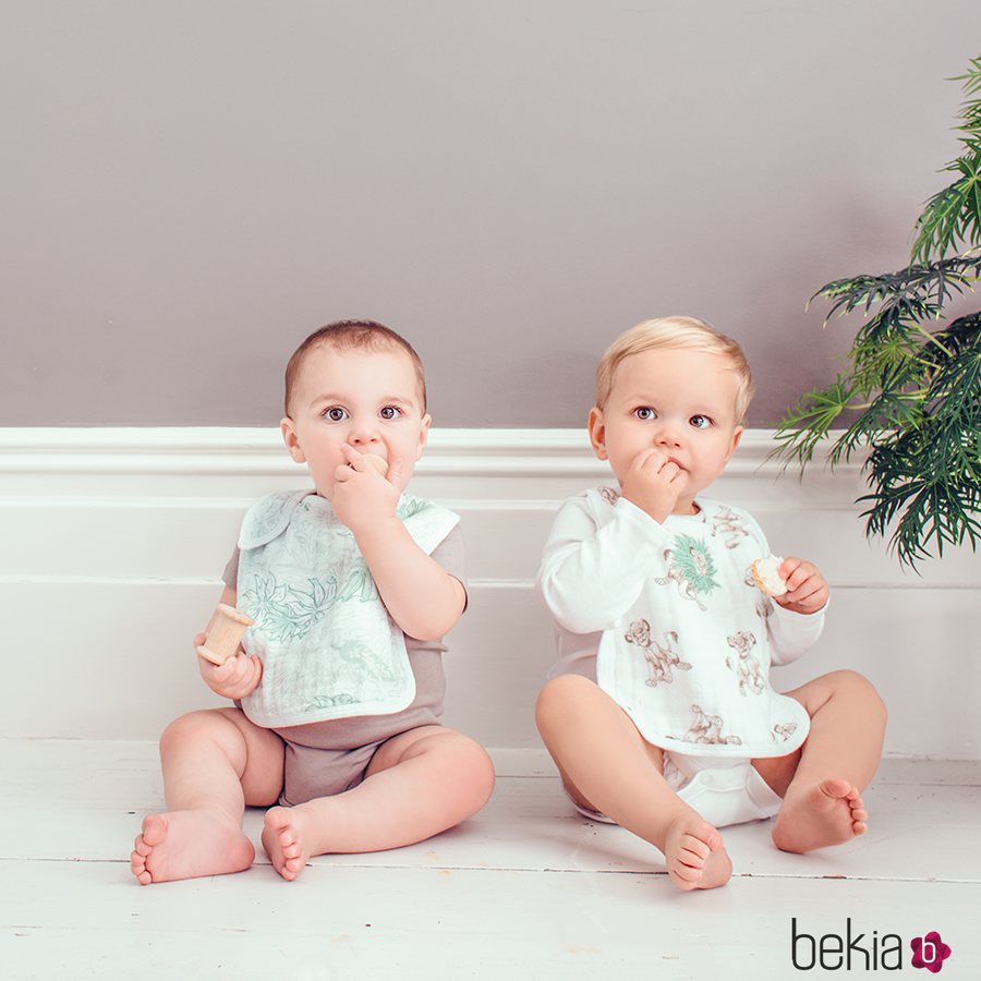 Baberos blancos con estampados de plantas y Simba  de la colección de El Rey León de Aden + Anais