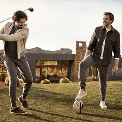 Javier Bardem y Dev Patel posando con chaquetas formales para Ermenegildo Zegna primavera/verano 2018