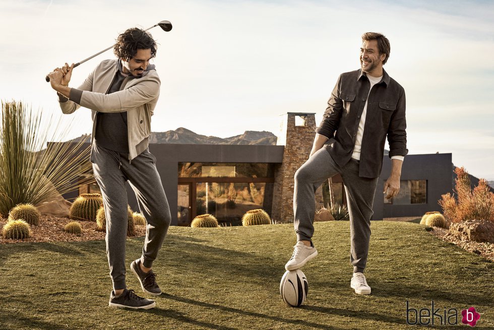 Javier Bardem y Dev Patel posando con chaquetas formales para Ermenegildo Zegna primavera/verano 2018