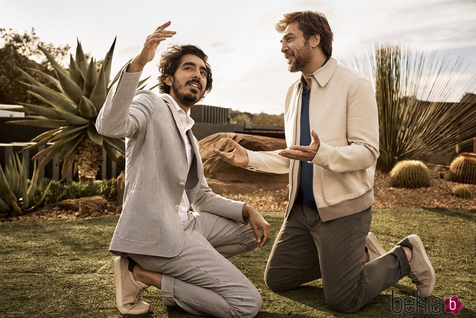 Javier Bardem y Dev Patel posando con zapatillas de colores pastel para Ermenegildo Zegna primavera/verano 2018