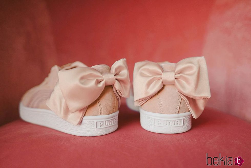 Parte trasera en un fondo roja de las Nuevas Puma Suede Bow Valentine de Puma