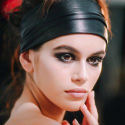 Kaia Gerber con una diadema negra ancha y un maquillaje oscuro 2018