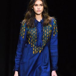 Kaia Gerber con un vestido azul y estampado de circulos amarillos 2018