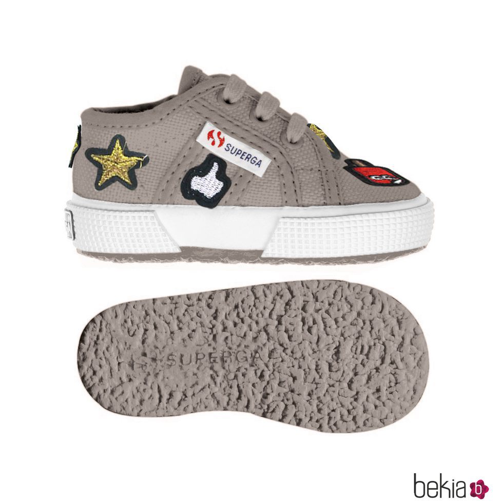 Zapatillas grises con parches de Superga Kids para la temporada primavera/verano 2018