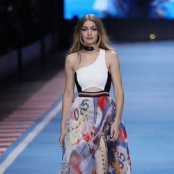 Desfile de Tommy Hilfiger presentando la última colección TommyXGigi primavera/verano 2018 en la Milan Fashion Week