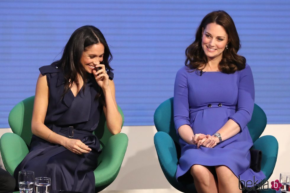 Meghan Markle y Kate Middleton vestidas de azul en el I Forum de la Royal Fundation