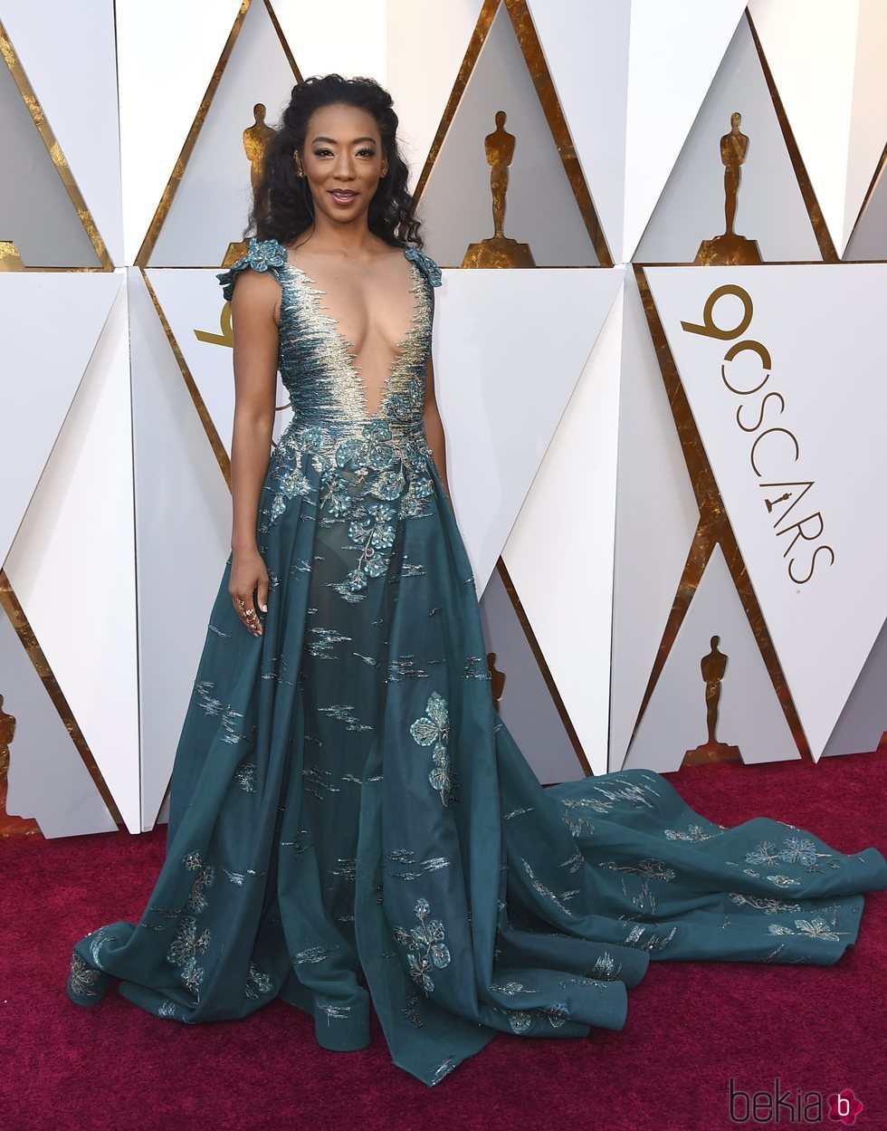 Betty Gabriel con un vestido aguamarina en la alfombra roja de los Premios Oscar 2018