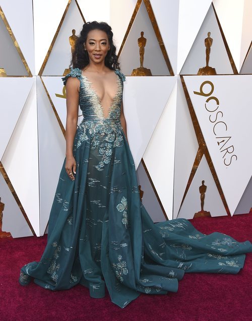 Betty Gabriel con un vestido aguamarina en la alfombra roja de los Premios Oscar 2018