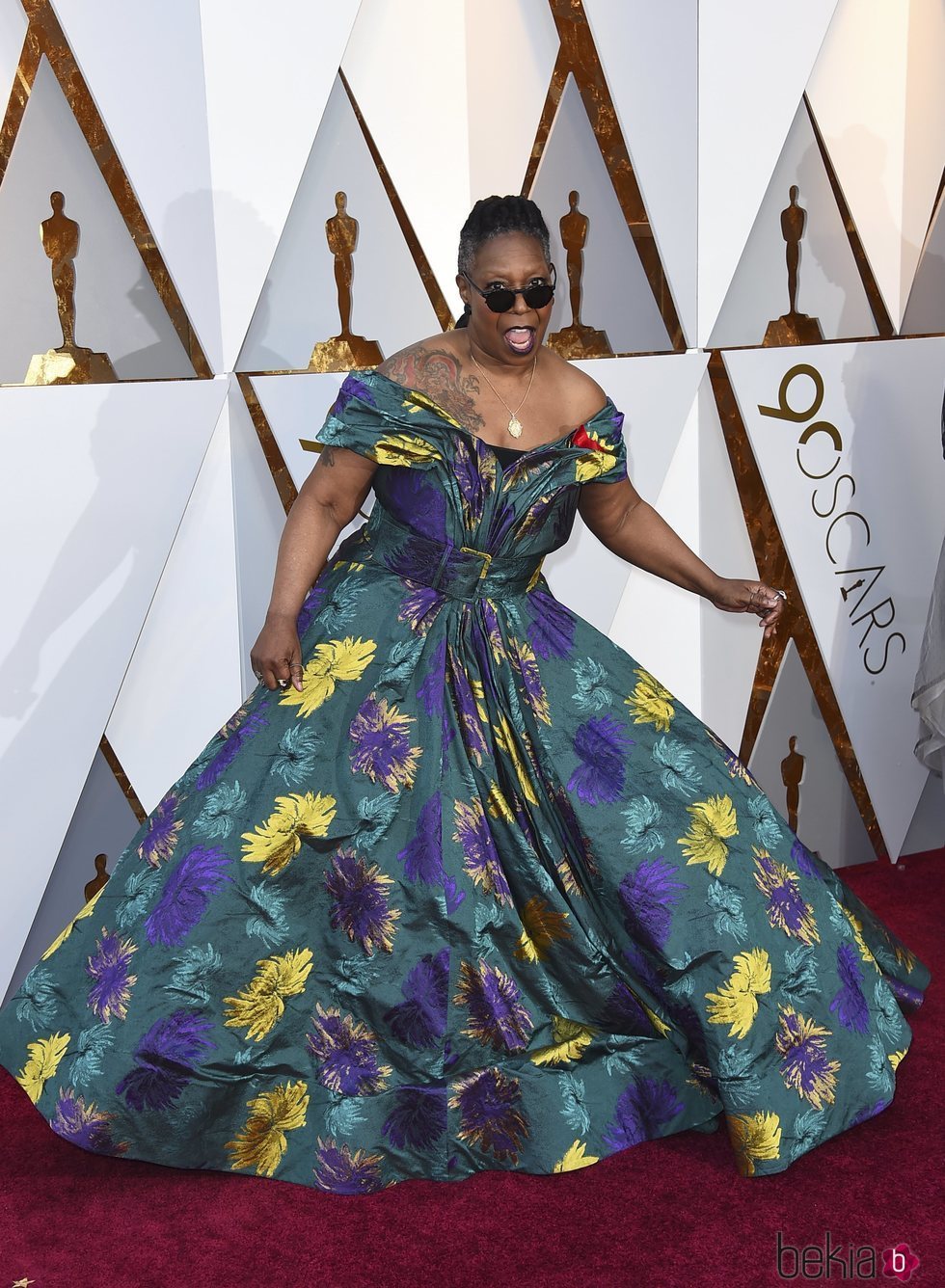 Whoopi Goldberg con un vestido floral en la alfombra roja de los Premios Oscar 2018