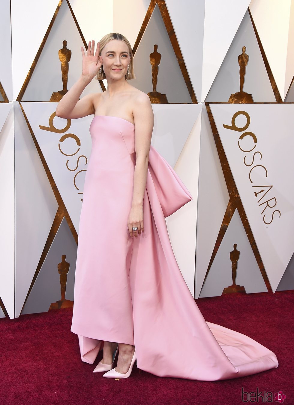 Saoirse Ronan con un vestido rosa cuarzo en la alfombra roja de los Premios Oscar 2018