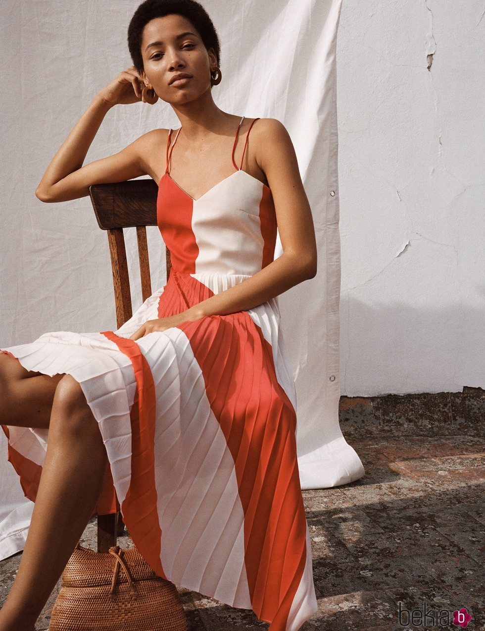 Vestido rojo y blanco con la tela de la falda plisada de Spring Shades Mango para la primavera 2018