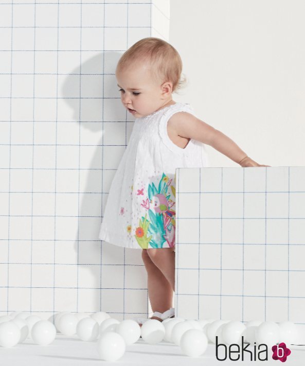 Vestido blanco con estampados infantiles coloridos de Tuc Tuc primavera/verano 2018