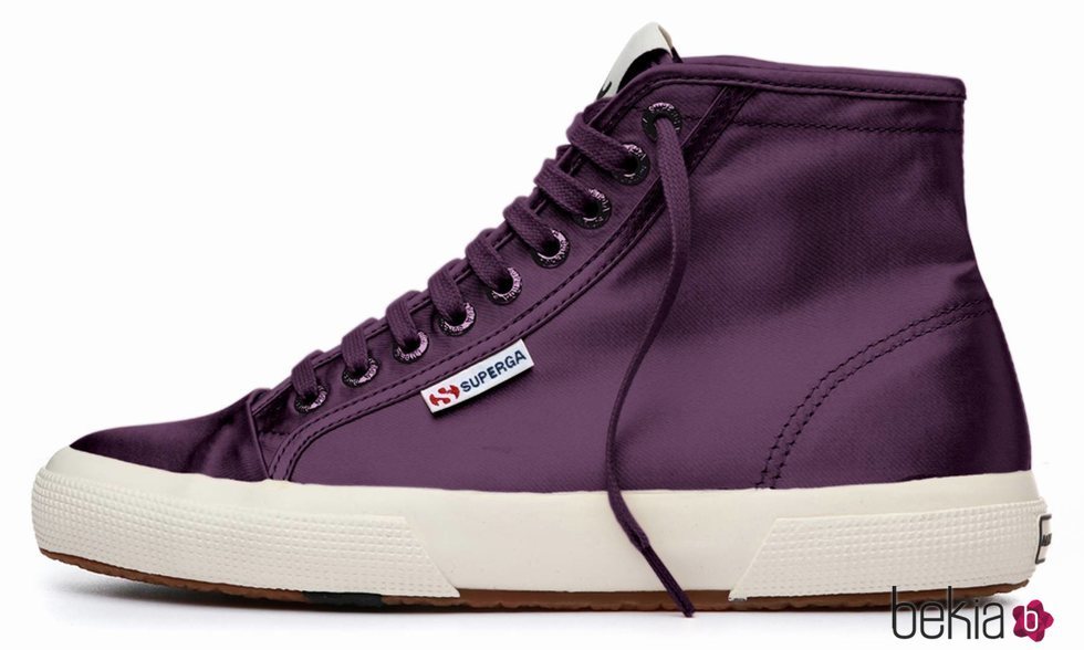 Zapatilla de bota en color morado de la nueva colección cápsula primavera/verano 2018 de Alexa Chung y Superga