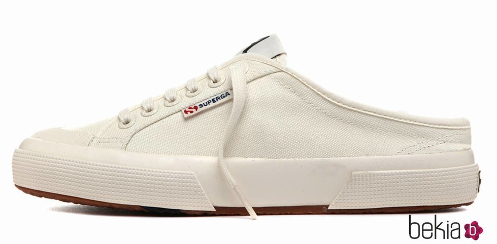 Zapatilla en color blanco de la nueva colección cápsula primavera/verano 2018 de Alexa Chung y Superga