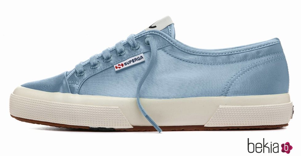 Zapatilla en color azul cielo de la nueva colección cápsula primavera/verano 2018 de Superga y Alexa Chung