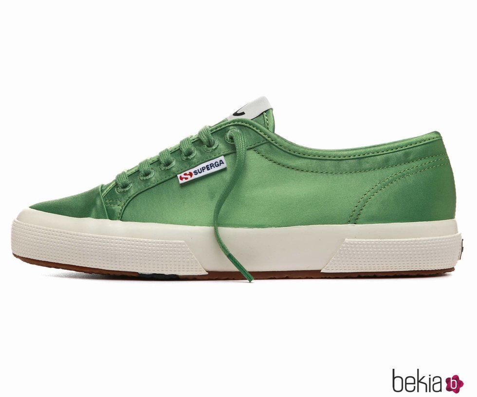 Zapatilla en color  verde de la nueva colección cápsula primavera/verano 2018 de Alexa Chung y Superga