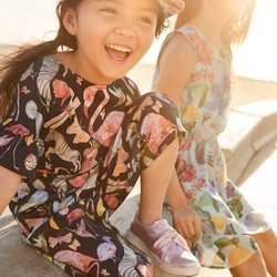 Mono y vestido estampado para niña de una colección exclusiva de H&M con dos diseñadores graficos