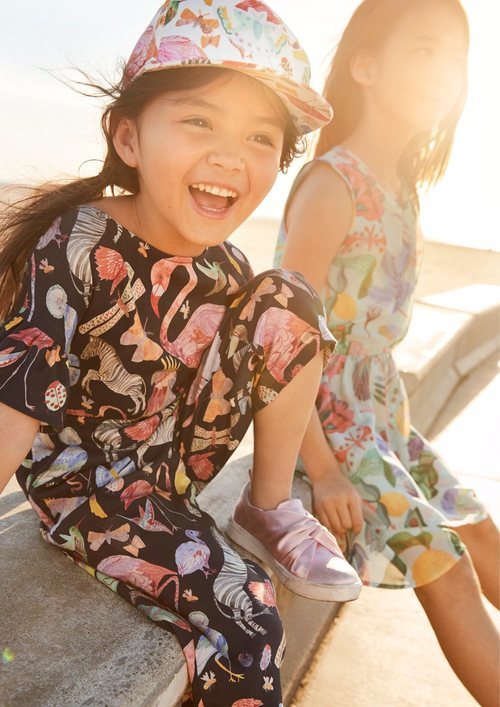 Mono y vestido estampado para niña de una colección exclusiva de H&M con dos diseñadores graficos