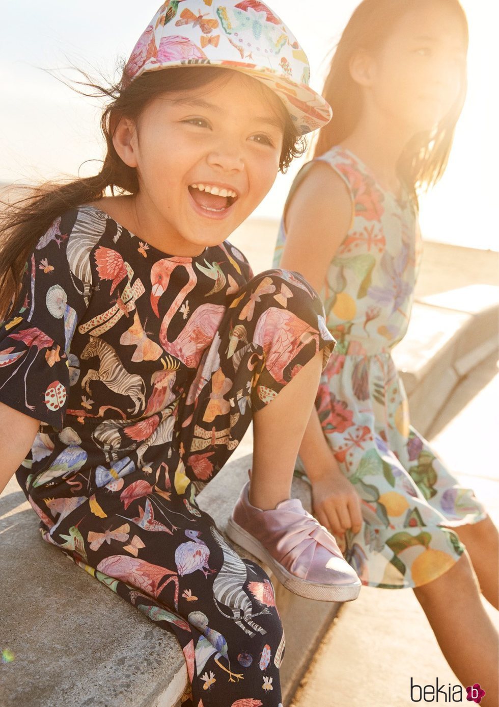 Mono y vestido estampado para niña de una colección exclusiva de H&M con dos diseñadores graficos