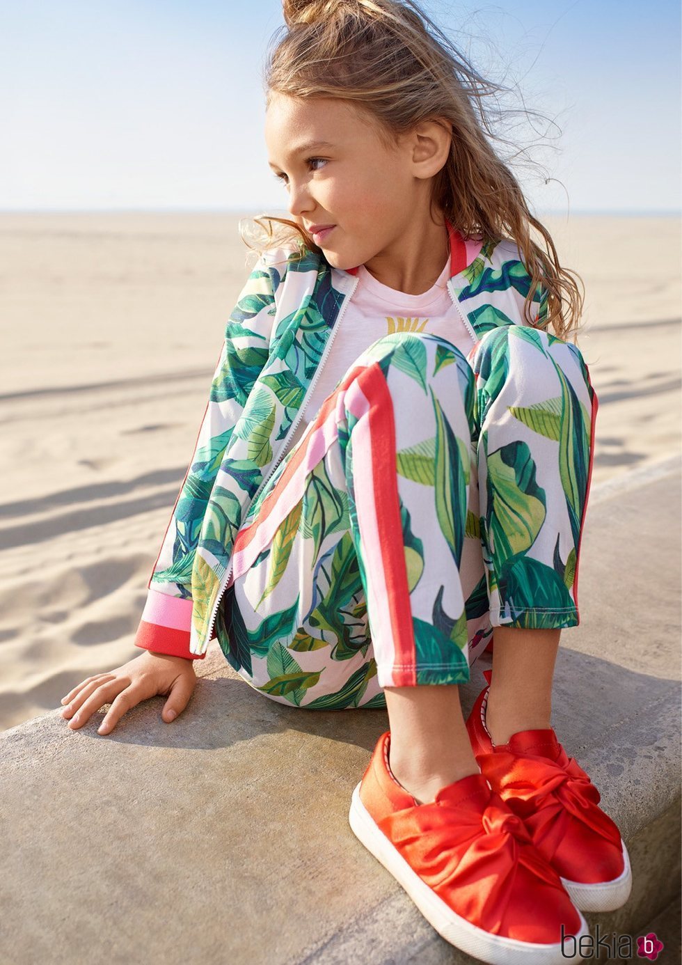 Chandal blanco de estampado floral para niña de una colección exclusiva de H&M con dos diseñadores gráficos