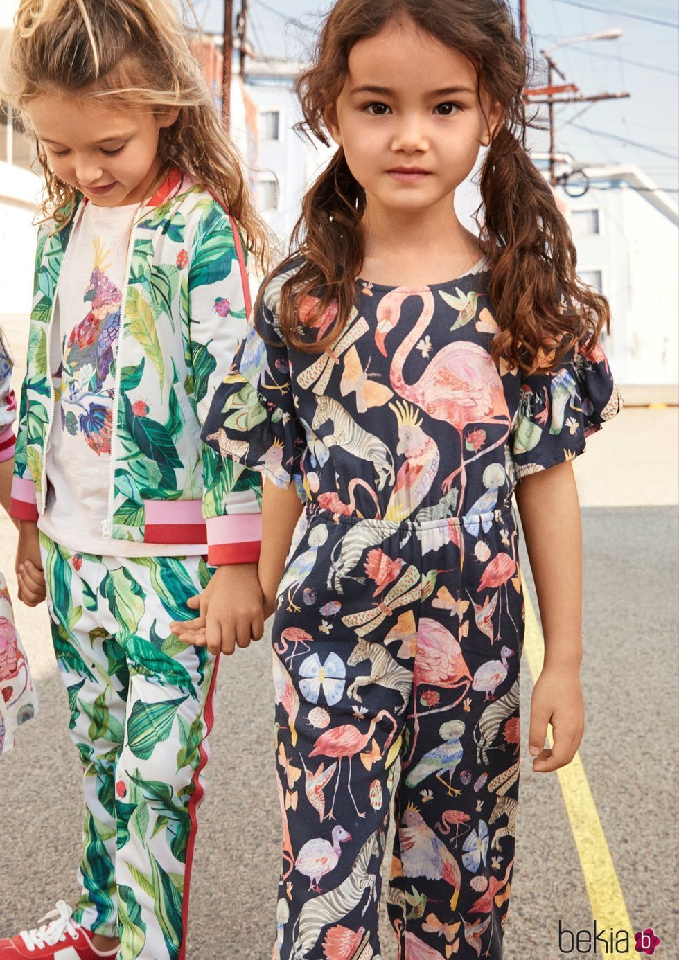 Mono y chandal de estampados para niña de una colección exclusiva de H&M con dos diseñadores graficos