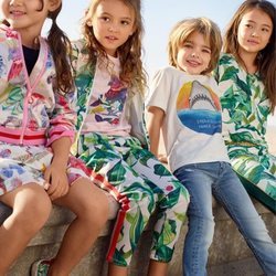 Prendas con estampados florales y marinos de una colección exclusiva de H&M con dos diseñadores graficos