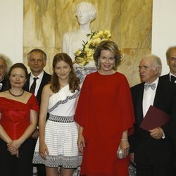 La Princesa Elisabeth de Bélgica con un diseño de Maje junto a su madre en un concierto de música clásica