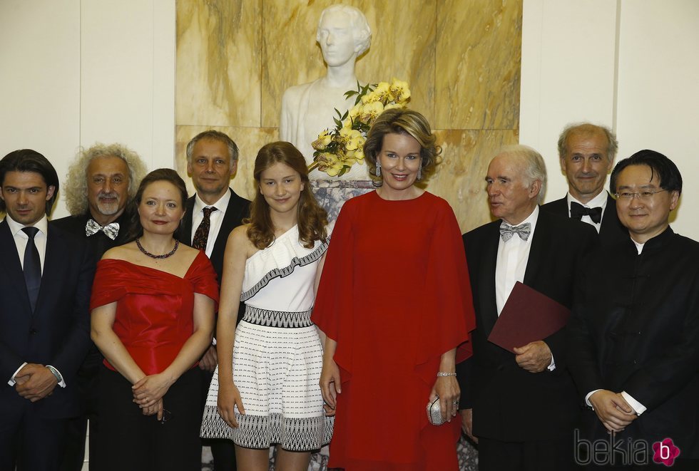 La Princesa Elisabeth de Bélgica con un diseño de Maje junto a su madre en un concierto de música clásica