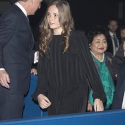 La Princesa Ingrid Alexandra de Noruega con un traje negro de Maje en Fiesta del Premios de la Paz Save The Children