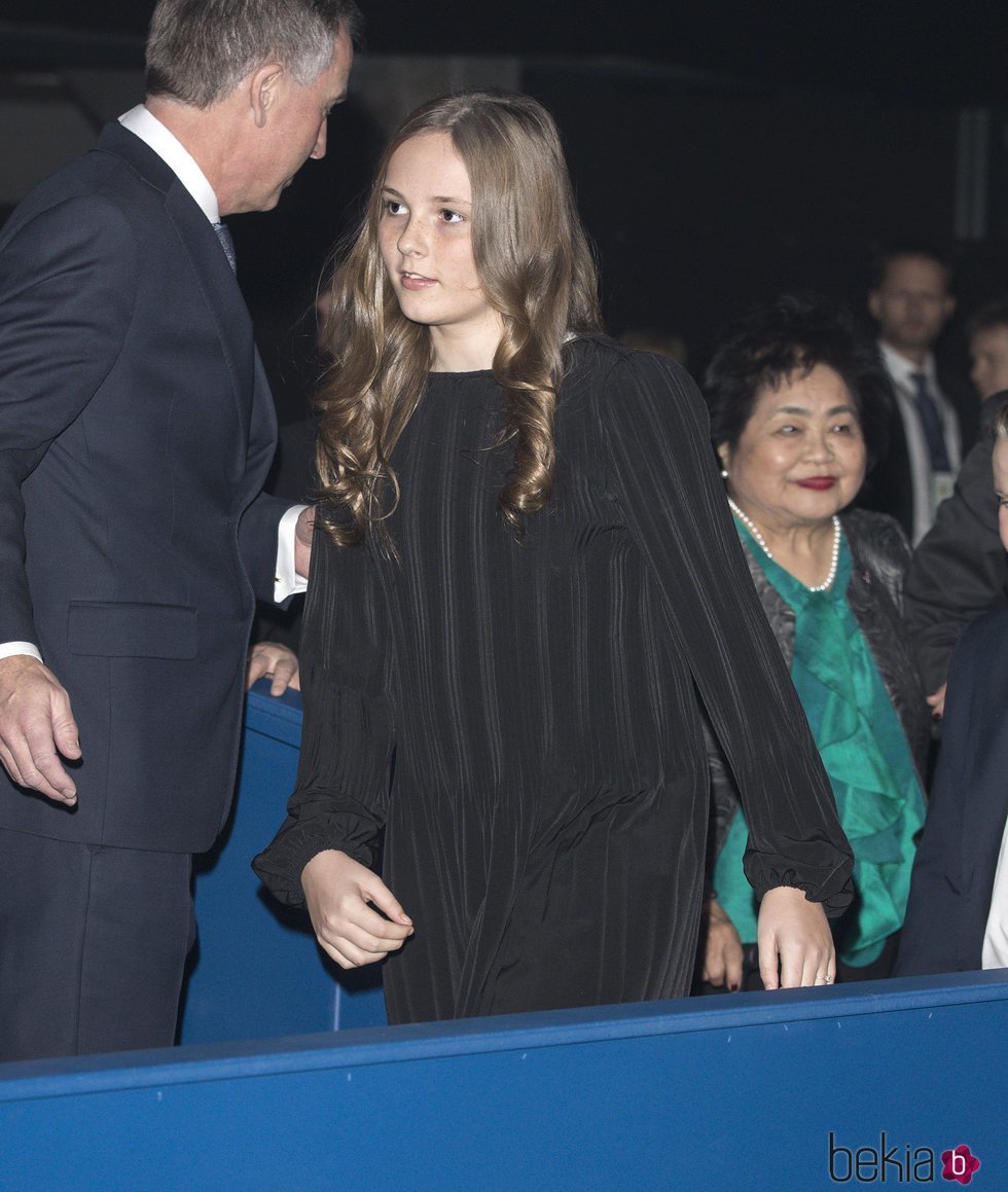 La Princesa Ingrid Alexandra de Noruega con un traje negro de Maje en Fiesta del Premios de la Paz Save The Children