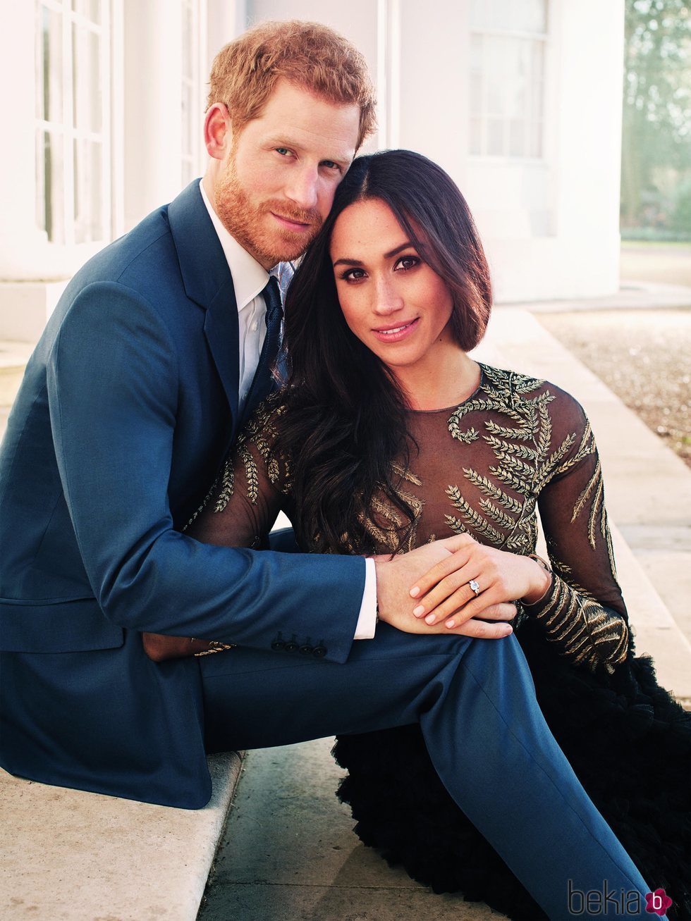 El príncipe Harry y Meghan Markle vestida de Ralph & Russo en las fotos oficiales del compromiso