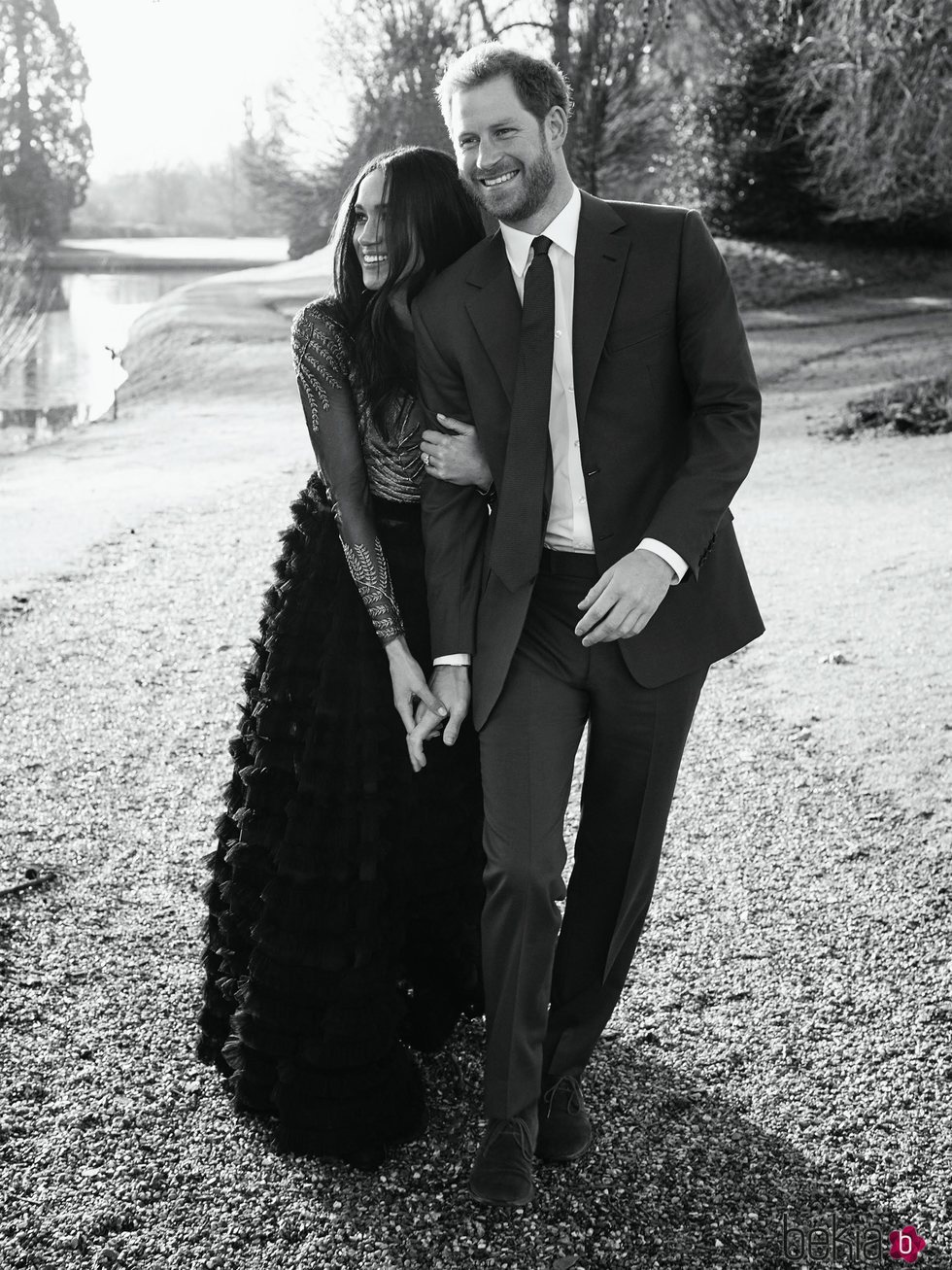 Meghan Markle con un diseño de Ralph & Russo junto al príncipe Harry en las fotos oficiales del compromiso