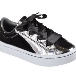 Zapatillas plateadas con amplios lazos negros de Skechers Street 2018