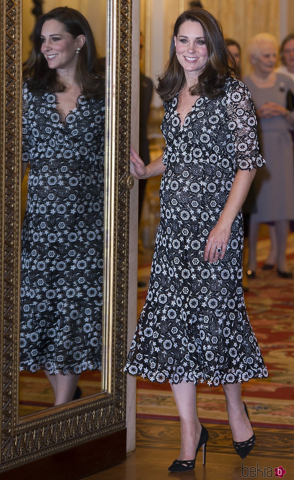 Kate Middleton con un vestido estampado durante una exposición de moda en Londres