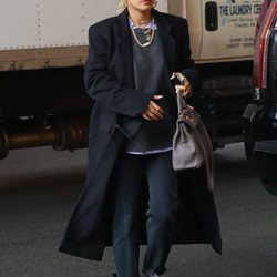 Rita Ora con un abrigo oversize  negro en Nueva York