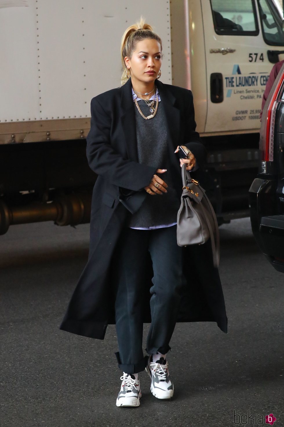 Rita Ora con un abrigo oversize  negro en Nueva York